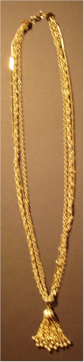 Golden tassels on multiple mixed link golden chains.